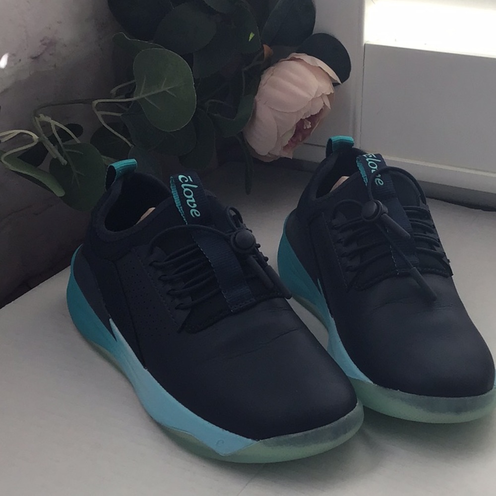 🌼CLOVE CLASSIC  WOMEN'S‎ SNEAKERS SIZE W-5.5